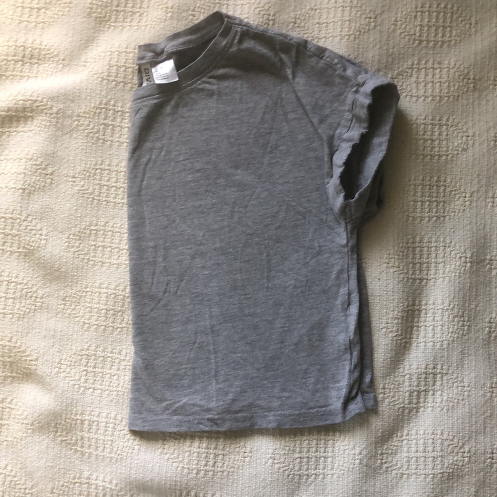 H&M gray crop top size:xs.